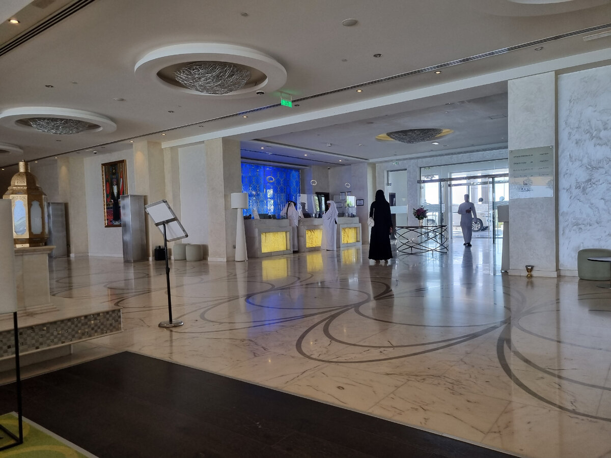 Фойе отеля "Рэдиссон блу", Сухар, Оман, 4.05.2022