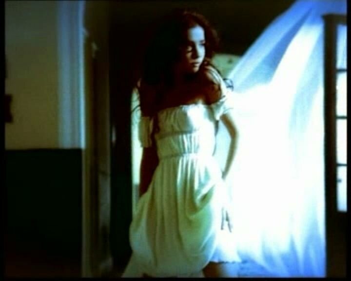 Она танцует в белом платье смотрит тайно. Платье Натальи Орейро в диком ангеле белое. Платье Натальи Орейро в диком ангеле.