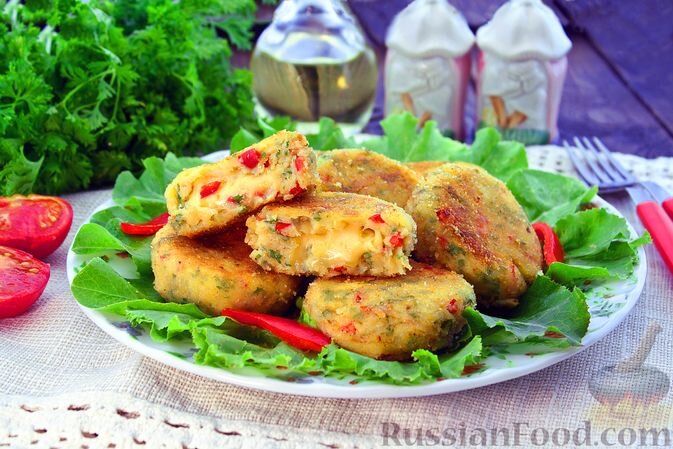 картофель, перец сладкий, сыр твёрдый, мука, яйца, сухари панировочные, зелень петрушки, масло растительное, перец чёрный молотый, соль