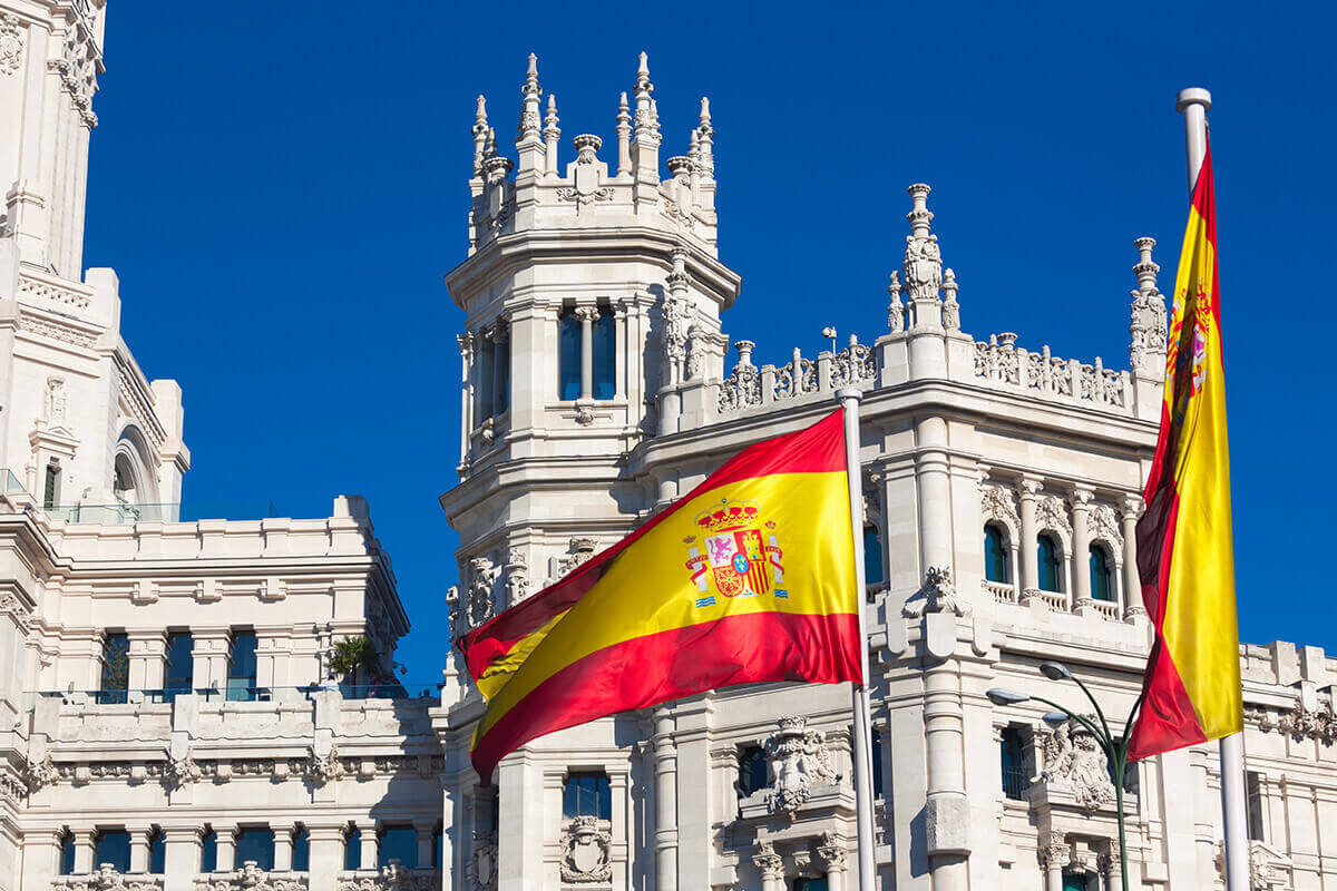 Испания достопримечательности с флагом