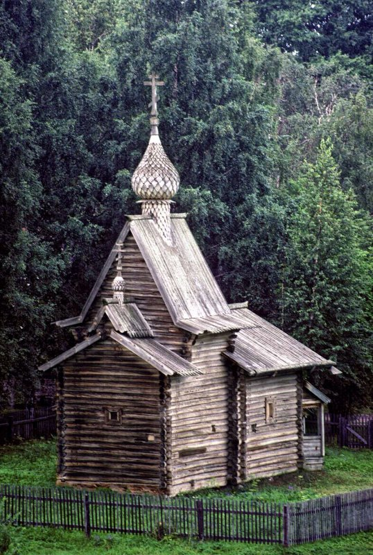 https://vsegda-pomnim.com/uploads/posts/2022-01/1643131587_11-vsegda-pomnim-com-p-derevyannie-chasovni-rossii-foto-11.jpg Подобные церкви стоят по сёлам и служат людям для молитвы, веры, любви и надежды. В них крестят новорожденных и отпевают усопших. 