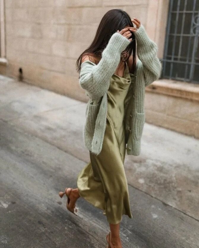 Контраст атласной фактуры и объемной вязки