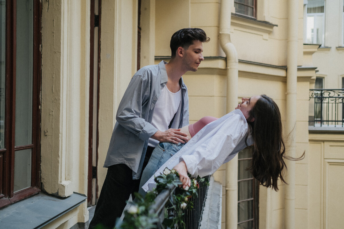 измена. любовные переживания. ревнивость. люди безрассудны когда влюблены. мужчина скрывает девушку.