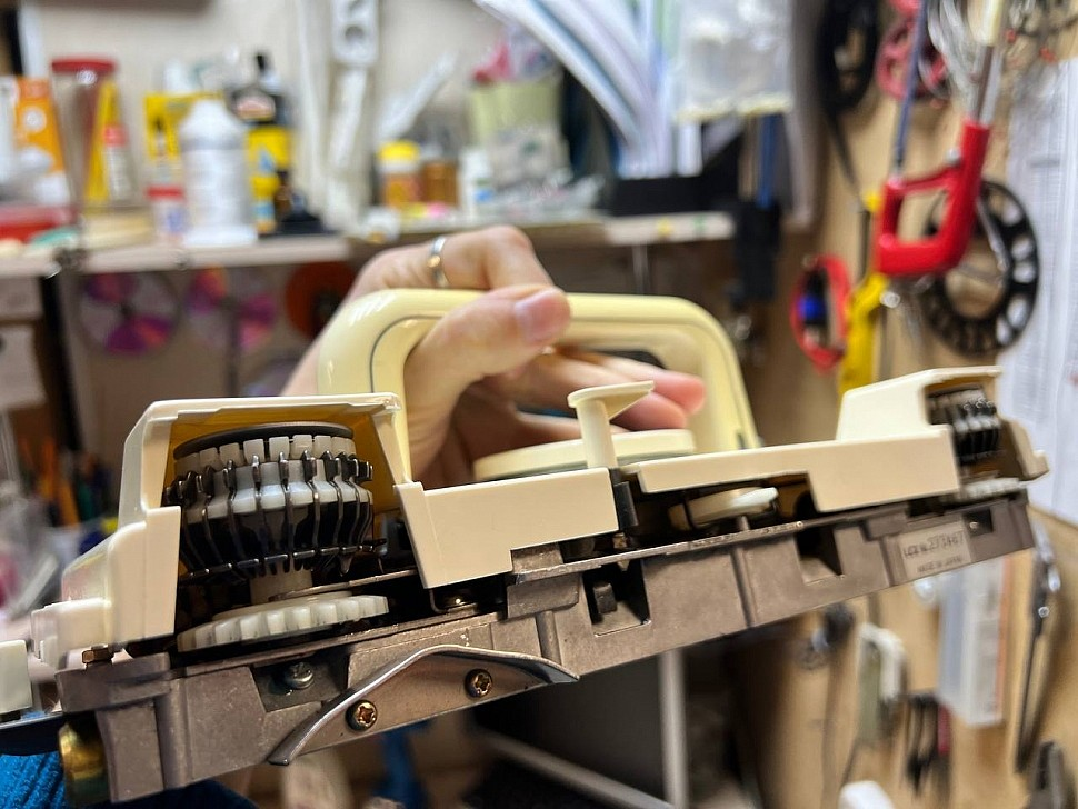 На фото: каретка сильвер и зубчики, на которые передается рисунок из перфокарты