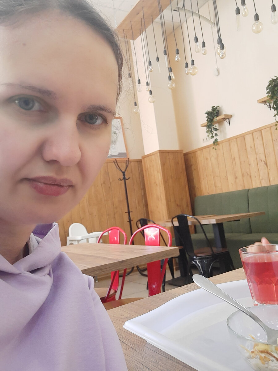 Зачастили мы по столовым) Зашли сегодня с сыном пообедать. А у меня опять появились щеки. Всё-таки сидеть спокойно дома мне не на пользу) Опять набираю вес...Нужен рабочий стресс)