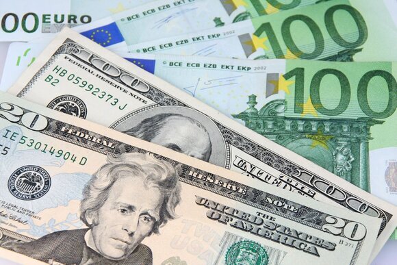 Марк Твен: Банкир — это человек, который одолжит вам зонтик в солнечную погоду, чтобы забрать его, как только начнется дождь. 