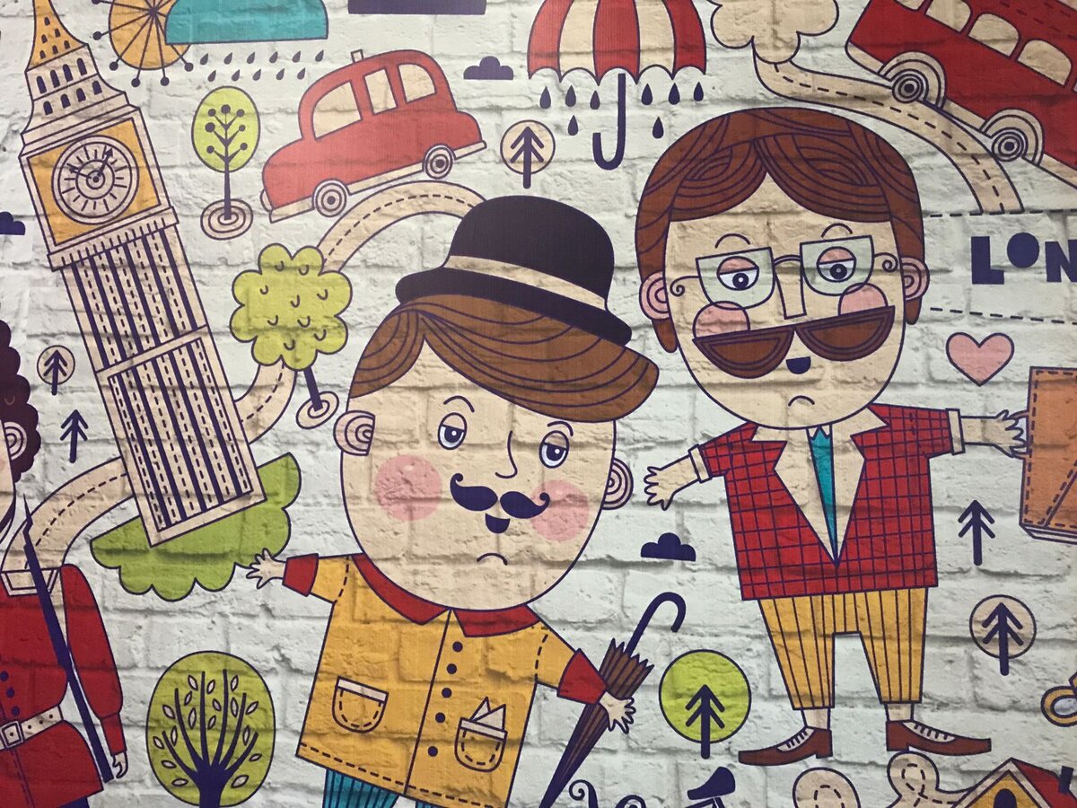 панно на стене в аудитории.