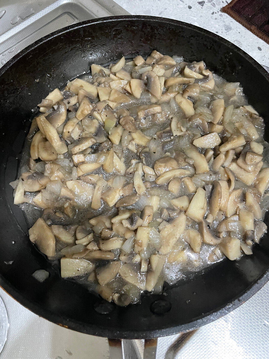 Грибы обжариваем с луком.