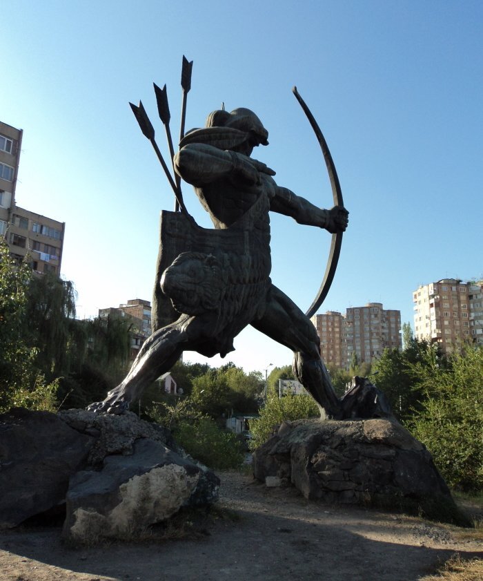 Статуя Айка Наапета в Ереване. Фото: wikimedia.org