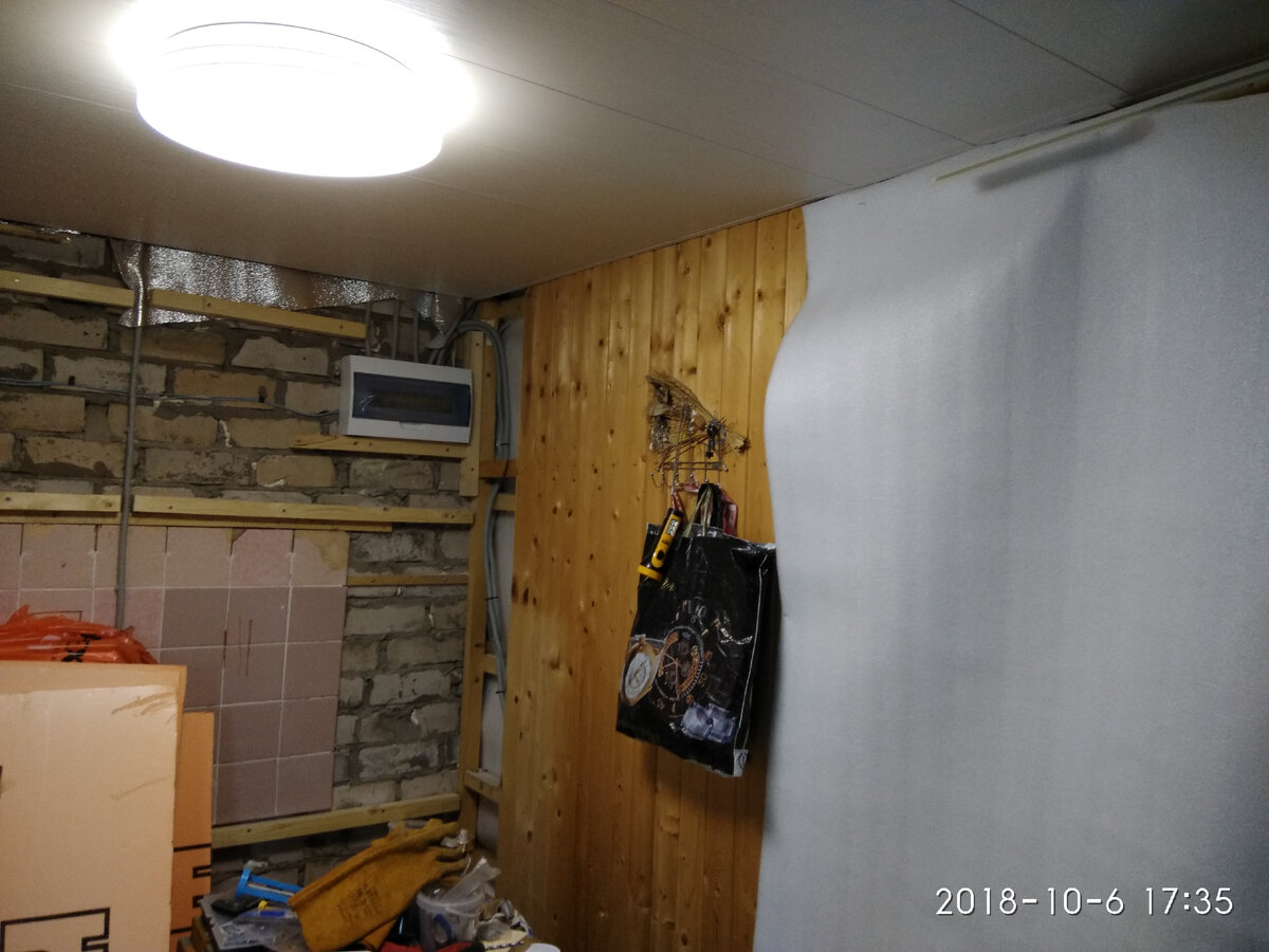 Да, кухня и ранее была защита панелями, 1 стена вагонкой и даже был выложен фартук из плитки.