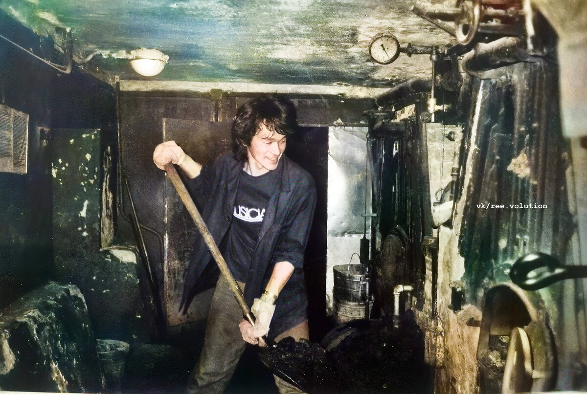 Я нашел здесь руду, я нашел здесь любовь, 
Я пытаюсь забыть, забываю и вновь
Вспоминаю собаку, она, как звезда,
Я, наверное, сюда не вернусь никогда."