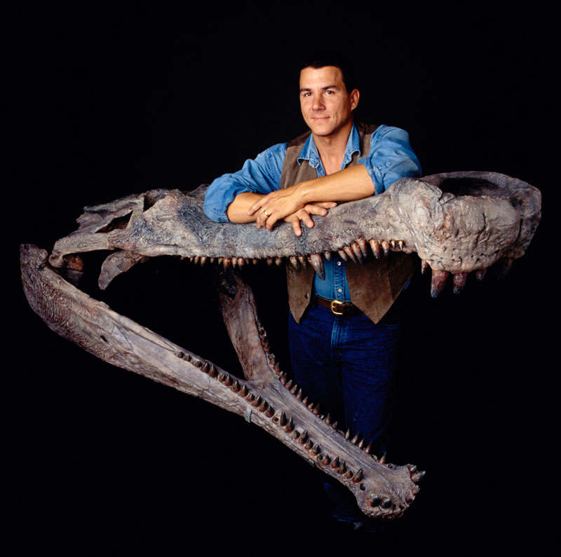 Палеонтолог Поль Серено с черепом саркозуха