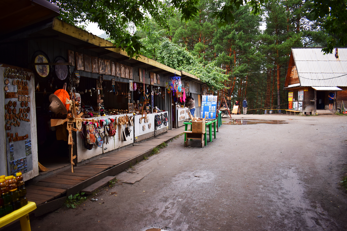 Фото: торговые ряды на Чемальской ГЭС.