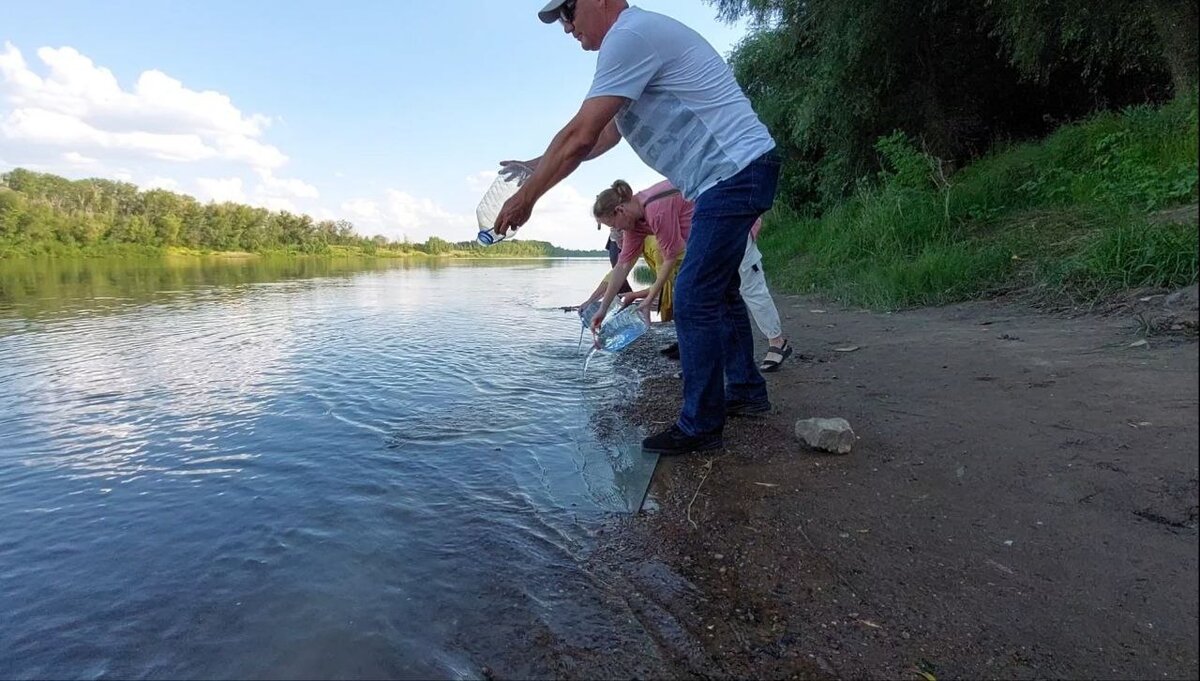 Участники акции у реки Урал