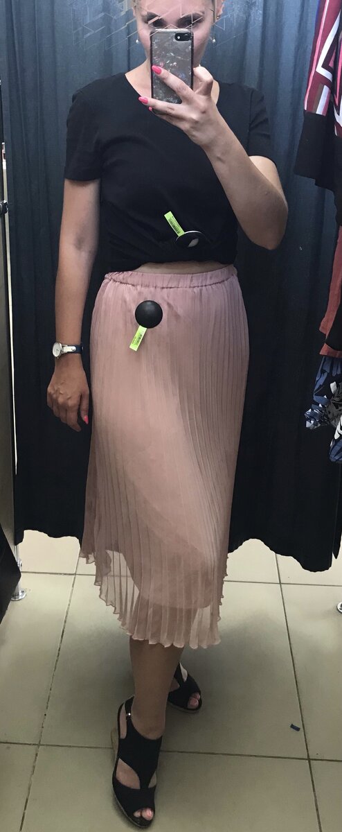 Футболка была позаимствована на соседней стойке с футболками. Просто черная, для примерки юбок. Цену на нее не смотрела, но тут это не главное, смотрим юбки.