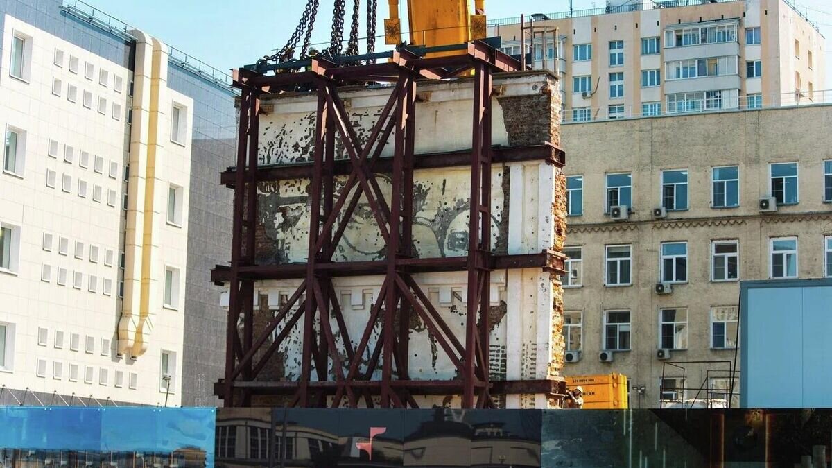    Перенос стены с портретом немецкого писателя Германа Гессе в московском районе Хамовники © Level Group