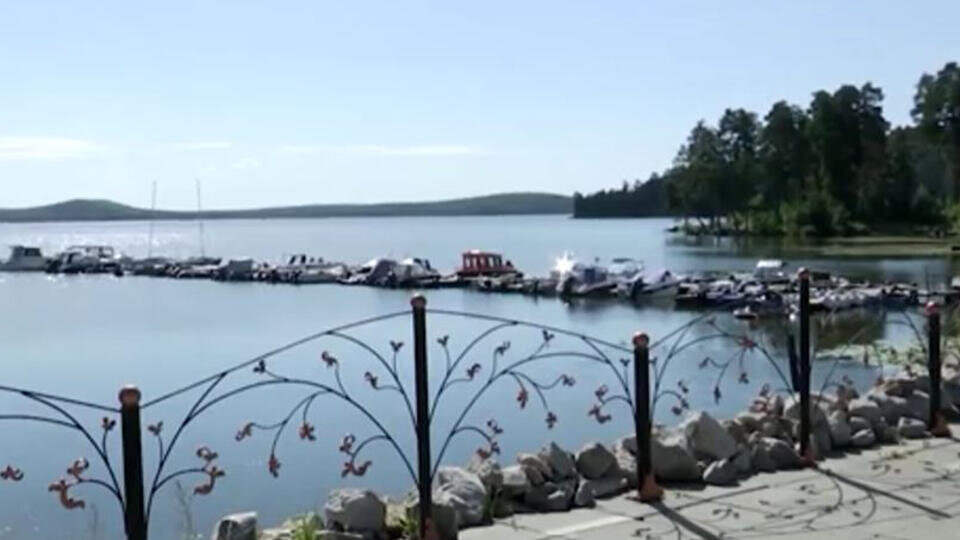     Озеро раздора: уральцы схлестнулись в "битве за голубую жемчужину" Скриншот видео