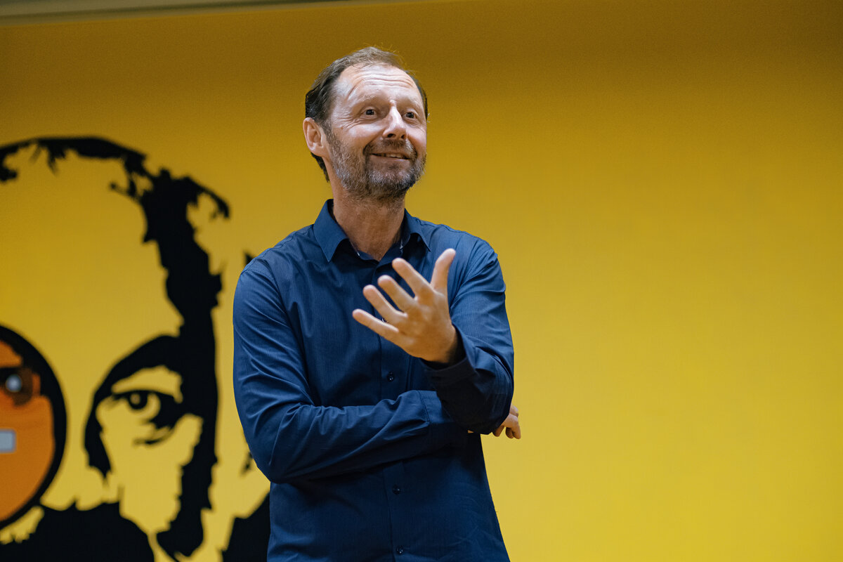 Голос похож на мышцы: чтобы оставаться сильным, ему нужны регулярные тренировки. Только есть приятное отличие: не придется пыхтеть в спортзале и спускать семь потов. Для убедительного звучания достаточно нескольких минут в день