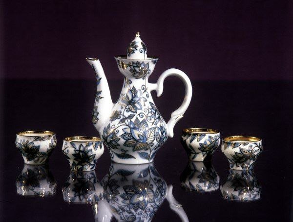 Экспонаты музейной коллекции Кисловодской фабрики сувенирных изделий. Чайник и чашки. А. Свердлов/РИА Новости