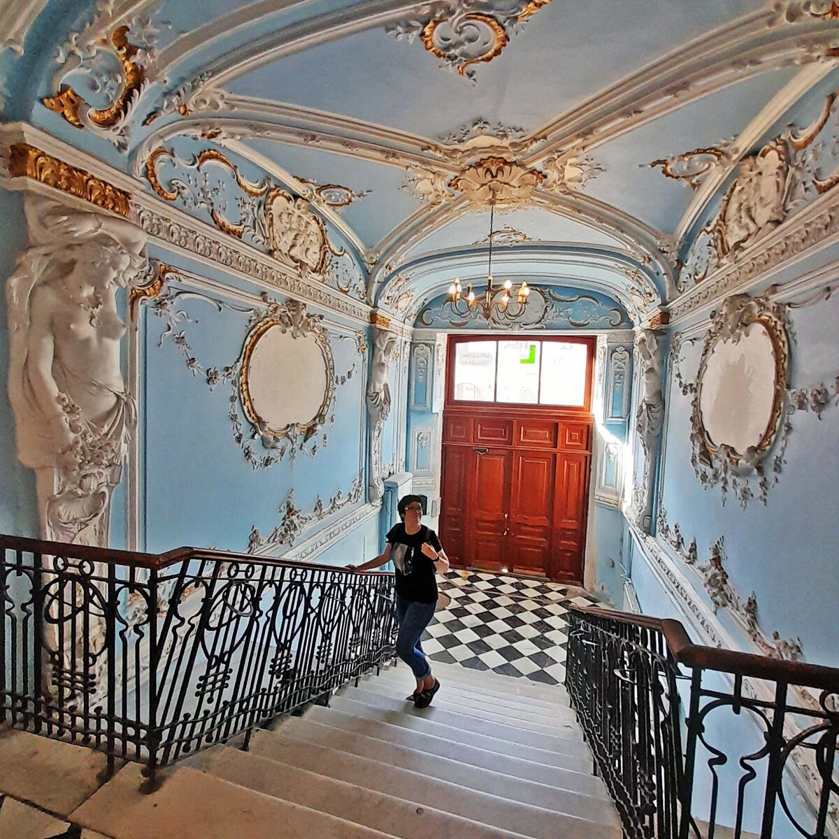 В интерьере огромное количество декоративных элементов. 