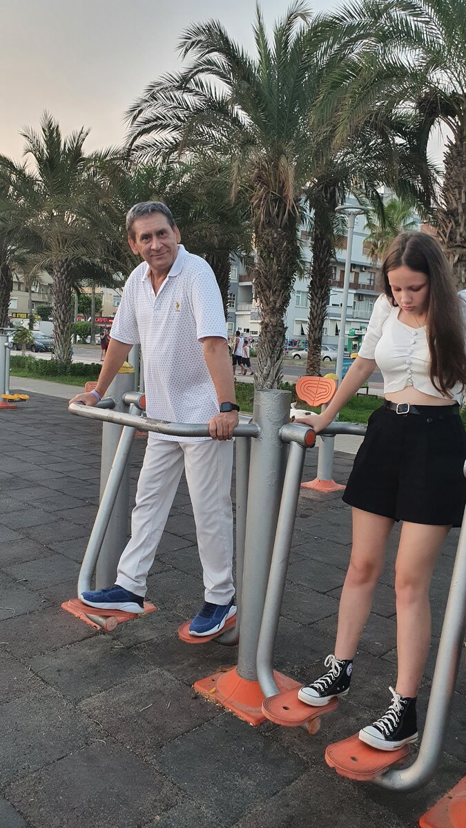 Не то чтобы у нас было время на тренажеры, но мне нравилось, что они как раз у нашего пляжа:)