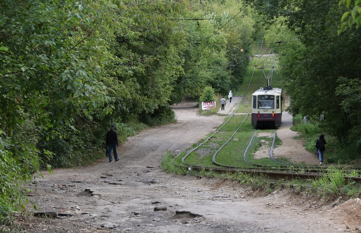    Жители Советского района не раз обращались с просьбами организовать безопасное движение на этом участке дороги Анастасия Красушкина