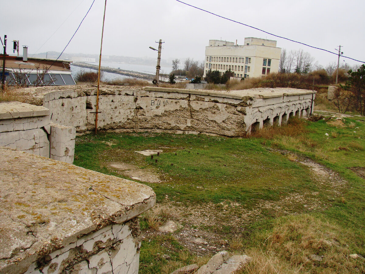 Тот же дворик почти с того же ракурса.