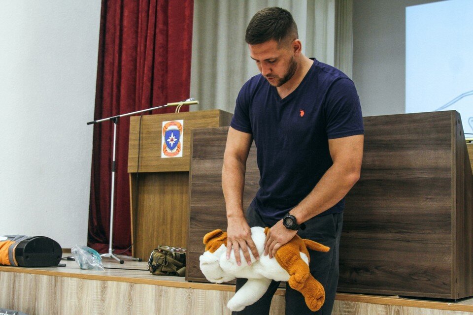     Артем Русаков – соорганизатор семинара «Первая помощь животным, пострадавшим в результате пожара». Фото: пресс-служба ГУ МЧС России по городу Севастополю