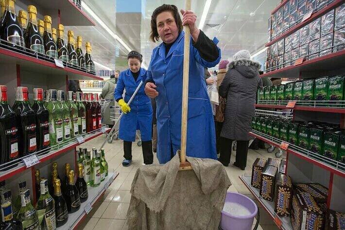 Пятерочка работа уборщица. Уборщица в магазин магнит. Клининг магазинов. З\п уборщиц у пятерочки. Пятерочка работа уборщица.