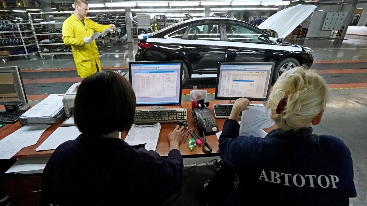    Автомобиль Hyundai Sonata на производственном конвейере на предприятии "Автотор" в Калининграде© РИА Новости / Игорь Зарембо
