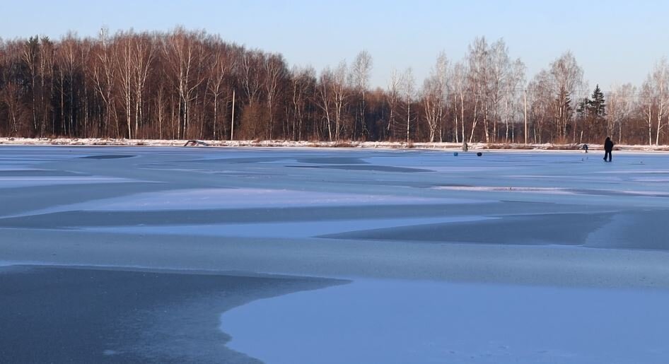 Первый лед, он такой разный каждый год, больше всего мне нравится ловить на "голом" льду.