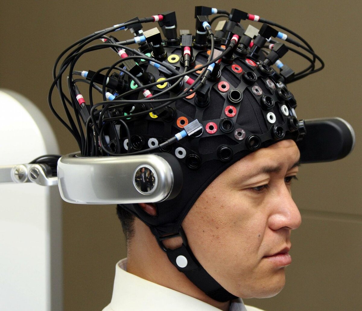 Шлем для ээг. Шлем для считывания мозга. Шлем на голове. Аппарат для головы. Мозг в шлеме.