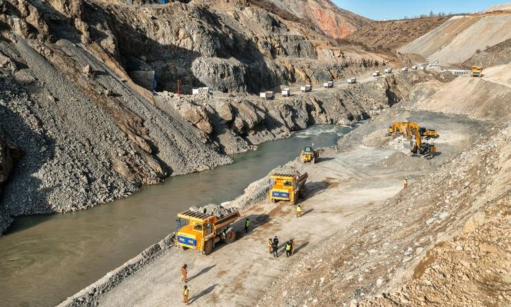 Караваны самосвалов на старте. Все фото Андрея Кудряшова/"Фергана"