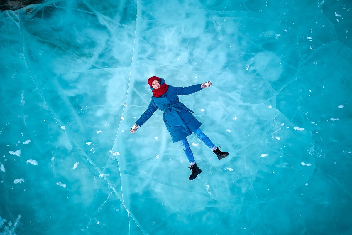 На Енисее, в районе Удачного
Любители красочных зимних фотографий  отправляются туда, ведь в черте города есть место с колоритными  трещинами внутри льда.