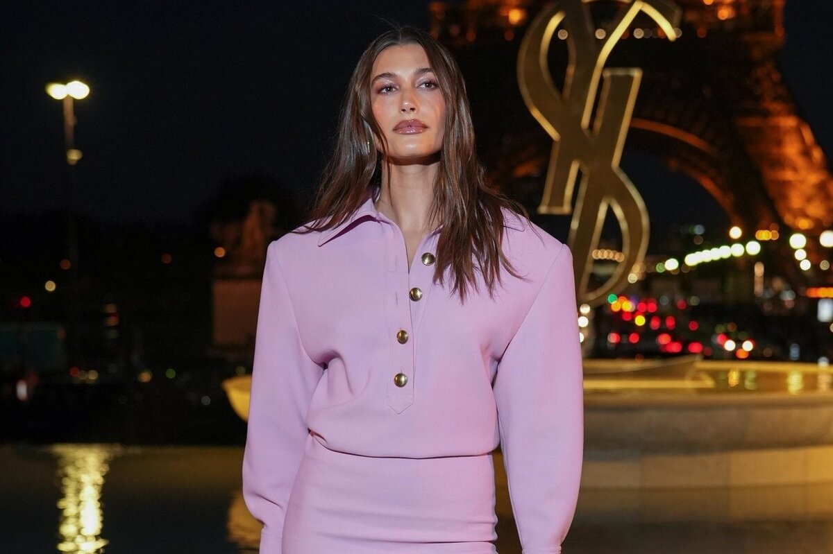     Что надеть на День святого Валентина — 3 лучших образа в розовом цвете от Хейли Бибер