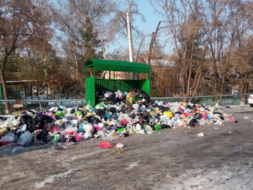 Долго не вывозящийся мусор в городе