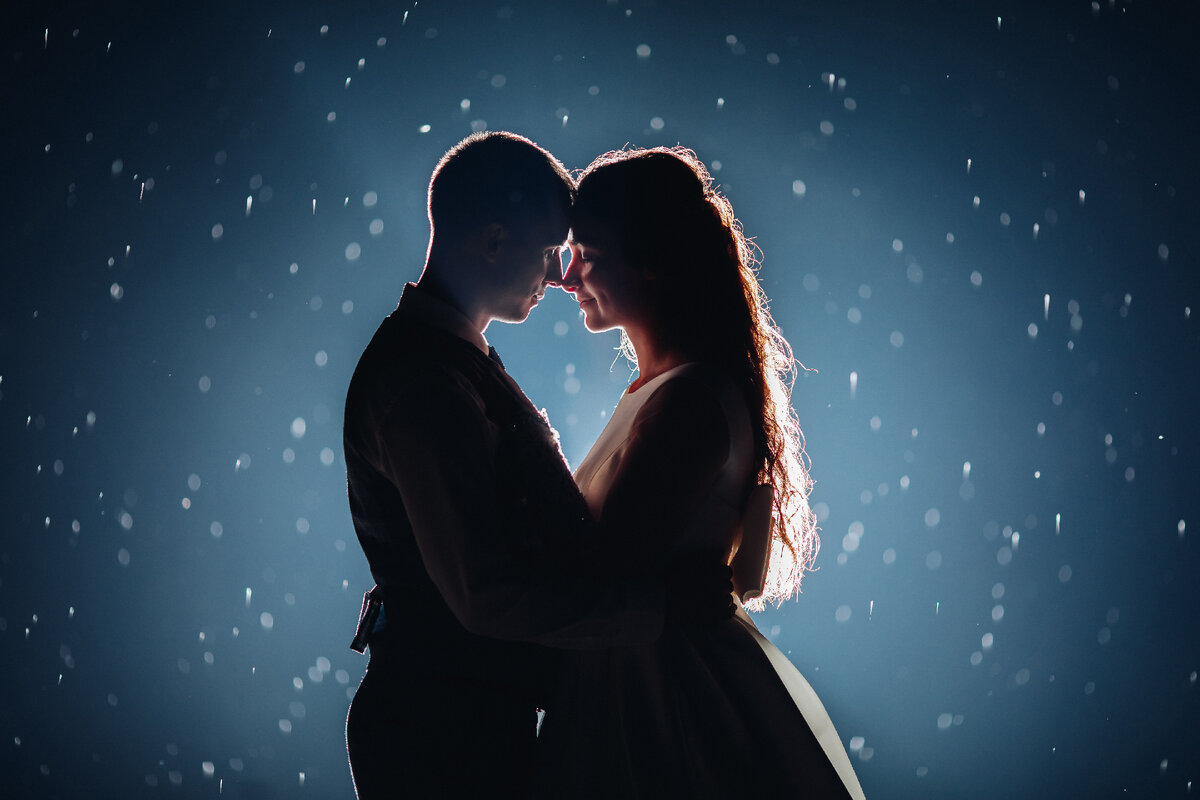<a href="https://ru.freepik.com/free-photo/romantic-just-married-couple-hugging-face-to-face-against-illuminated-dark-background-with-glowing-sparkles-around_10908680.htm#query=%D0%BB%D1%8E%D0%B1%D0%BE%D0%B2%D1%8C&position=1&from_view=search&track=sph">Изображение от user15285612</a> на Freepik