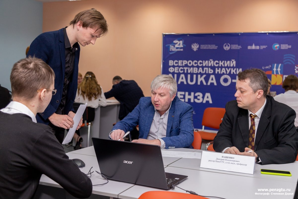    Ректор ПензГТУ Д.В. Пащенко (справа) и гендиректор НЛЭМЗ А.А. Сапожников за экспертной оценкой конкурсных работ студентов «Вклад в будущее».