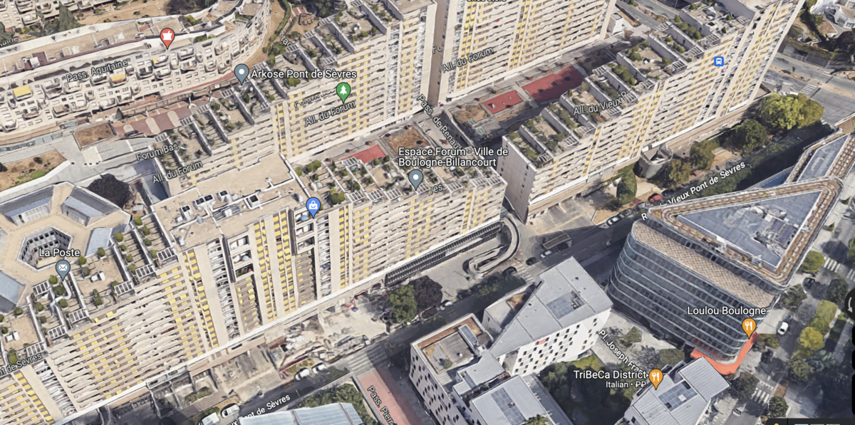 Типовая застройка в Париже, скриншот с Гугл-карт, где-то здесь был автор