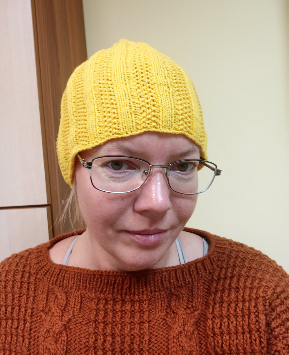 Хвастаюсь новой лёгкой шапочкой. Свитер тоже моей работы, правда прошлогодней. 