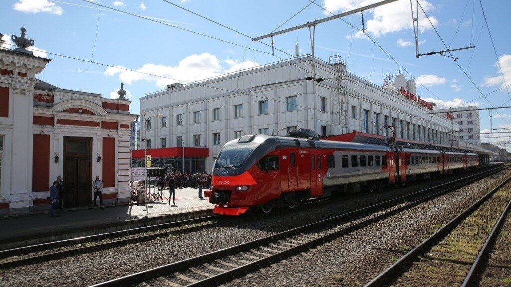     Электропоезд нового поколения ЭП3Д теперь курсирует на маршруте Нижний Новгород — Семенов. Сегодня состав отправился в рейс в торжественной обстановке. Подробнее о поезде рассказали в ГЖД.