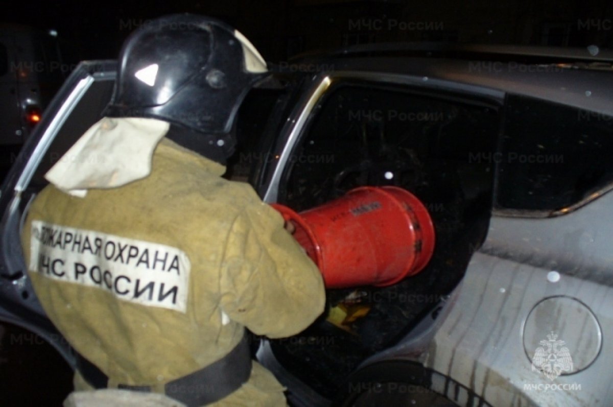    На Камчатке огонь от горящей иномарки перекинулся на жилой дом