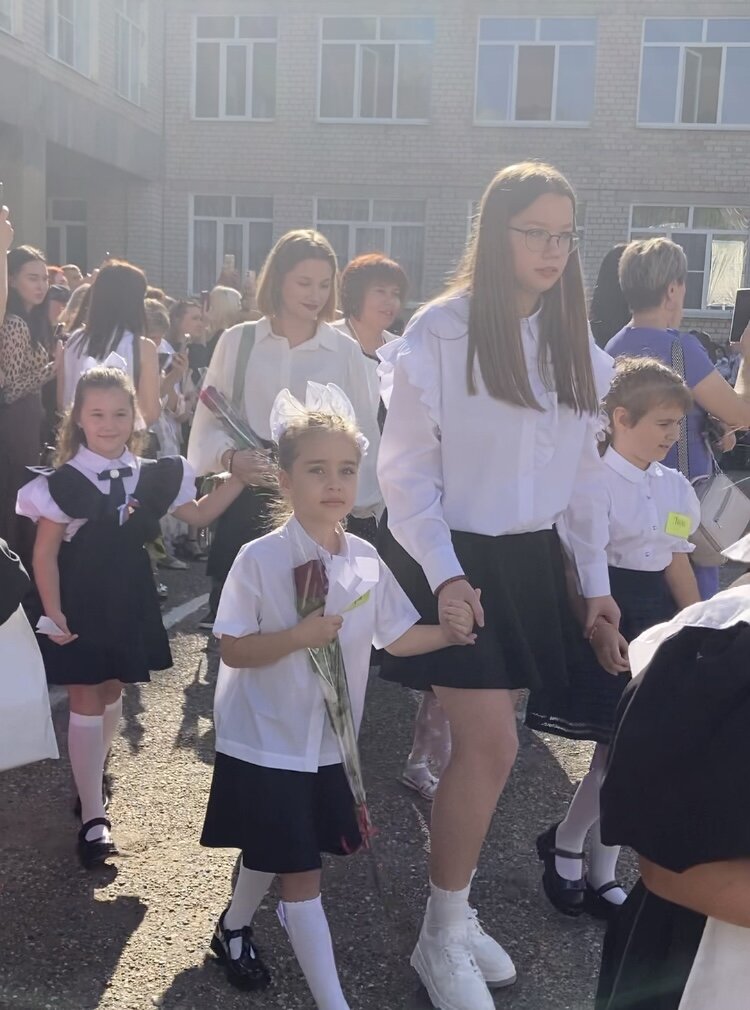 Первоклассники и старшеклассники