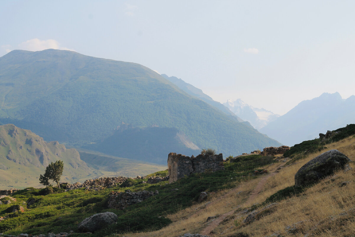 Село в кабардино балкарии. Эльтюбю Кабардино-Балкария. Урух село Кабардино-Балкария. Эльтюбю город мертвых. Село Эльтюбю.