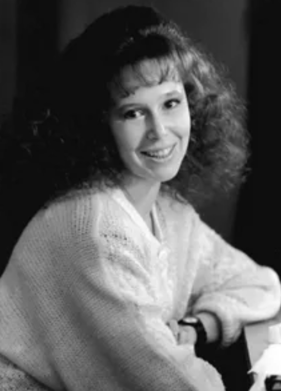 Евгении Симоновой на сегодняшний день 68 лет, и она до сих пор выходит на сцену любимого ею театра. И все же 13 лет борьбы со страшной болезнью дают о себе знать.-6