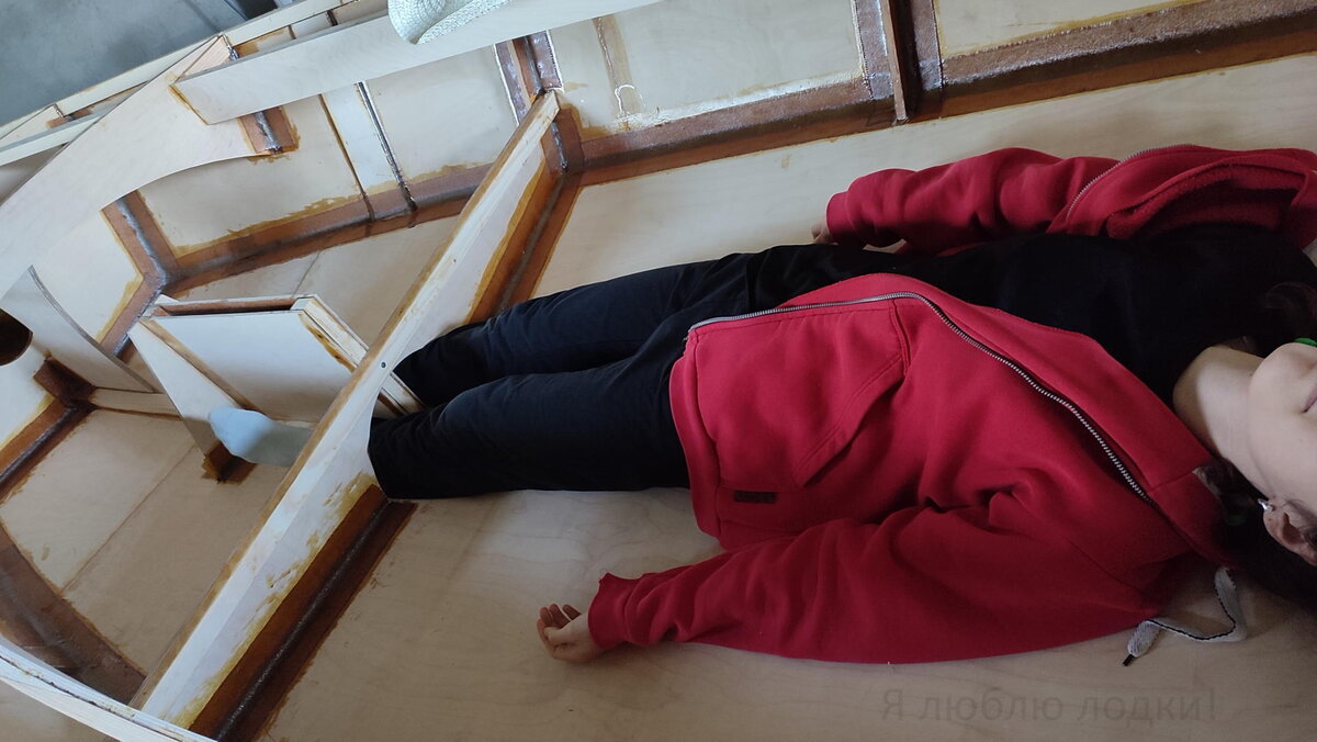 Так вот для чего это отверстие! Шикарное место для сна при любом росте. Только ноги должны быть тонкими