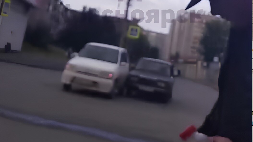     В Красноярске на улице Тимошенкова произошла авария. Одна из участниц представилась «помощницей депутата» и пригрозила другим разборками.