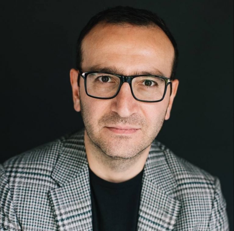    На фото Паруйр Шахбазян