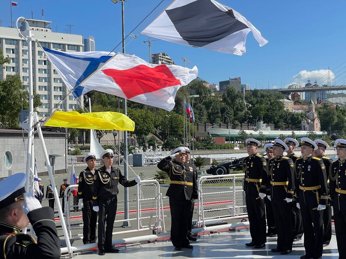     Церемония подъёма военно-морского флага и приёма в корабельный состав ВМФ России корвета «Резкий» / АО «ОСК»