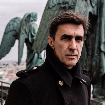 "Мы приезжаем в Пушкин, там какая-то ерунда происходит, ломается аппаратура, телевидение ждать больше не может, техника сворачивается и уезжает. А Юра — экстраверт: не держит в себе яда переживаний, а сразу в действие начинает превращать. В отчаянии у каких-то пацанов, которые бегали там, пытаясь у него автограф взять, он выхватил переносной магнитофон. Говорит: «О! Дайте мне. А то нам не под чего клип снимать». И режиссер, который тоже был наш товарищ и не покинул место съемки, схватил камеру и давай за нами бегать".